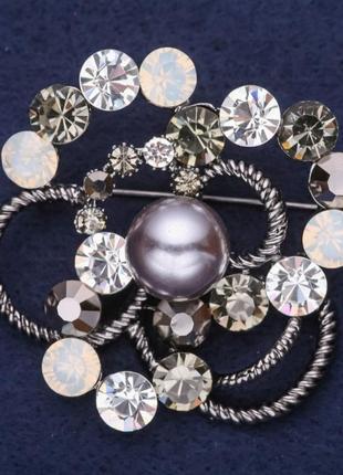 Брошка велика акцент з перловою бусиною у стразах колір сірий, білий колір шампань 50х50мм сріблястий метал