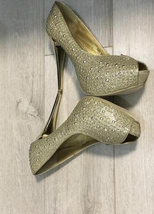 Золоті святкові туфлі на високих каблуках1 фото