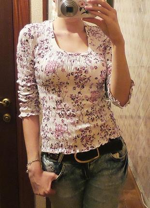 Сжатая блуза с красивым вырезом