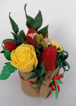 Букет з мильних квітів троянд і полуниці квіткова композиція з мила ручної роботи мильний букет6 фото