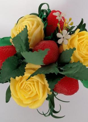 Букет з мильних квітів троянд і полуниці квіткова композиція з мила ручної роботи мильний букет4 фото