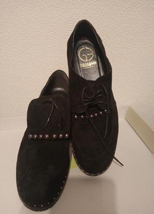 Черные замшевые туфли  с оригинальным декором , италия