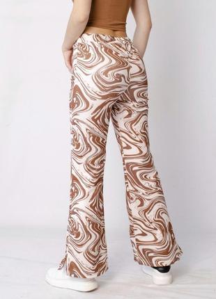 Білі штани-клеш з коричневим візерунком2 фото