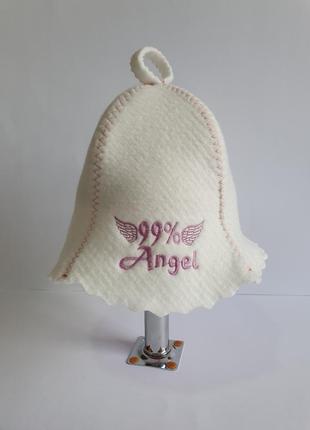 Захисна шапка з вологостійкої тканини для лазні або сауни з принтом "99% angel" біла