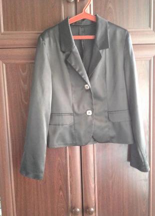 Короткий атласный черный приталенный пиджак без подкладки2 фото
