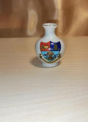 Винтажная английская миниатюрная ваза с гербом1 фото