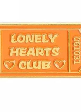 Значок / пін металевий надпис  lonely hearts club помаранчевого кольору
