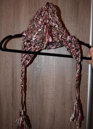 В'язана шапка з вушками і пензликами