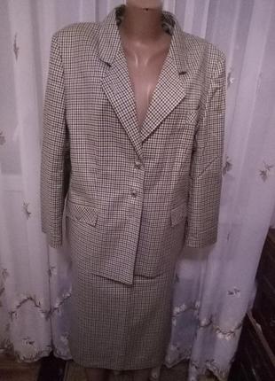 Строгий деловой костюм с юбкой