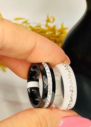 Кольцо керамическое женское чёрное с кристаллами4 фото