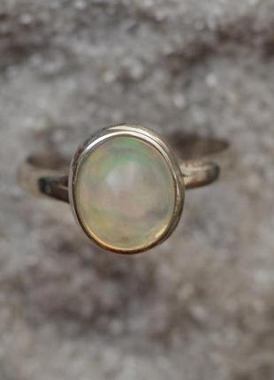 Кольцо с кристалическим опалом. серебро. индия размер 18,75