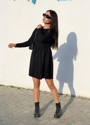 Женское короткое платье черное бежевое свободное нарядное с длинным рукавом3 фото