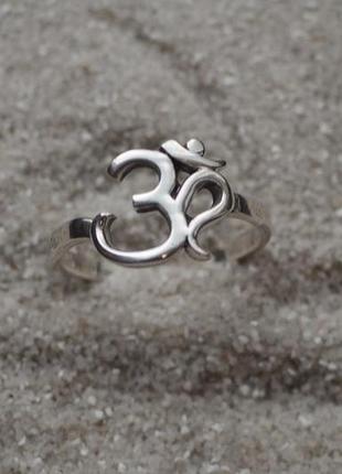Кольцо ом . серебро. размер 19. индия.
