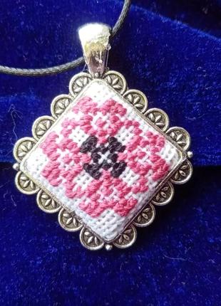 Кулон мікровишивка