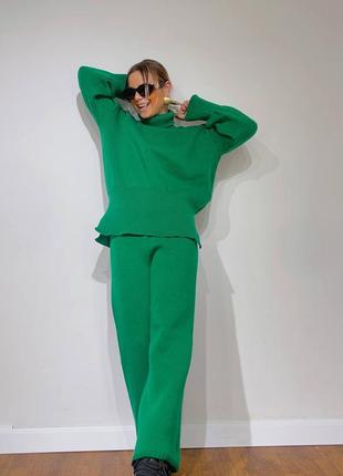 Тёплый вязаный костюм брюки клёш и свитер зелёный1 фото