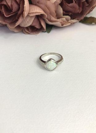 Серебряное кольцо с благородным опалом