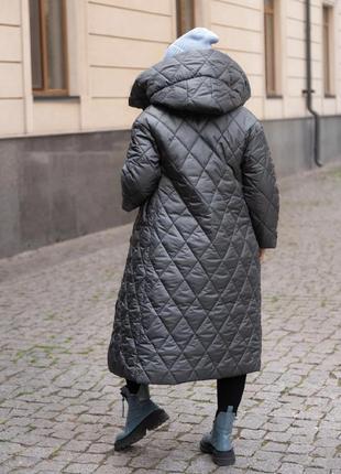 Пальто зимнее стеганное 
размер: 42-44,  46-48,  50-52 
ткань: плащевка стеганная на синтепоне 250
цвет: черный, синий, серый, бежевый7 фото