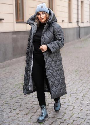 Пальто зимнее стеганное 
размер: 42-44,  46-48,  50-52 
ткань: плащевка стеганная на синтепоне 250
цвет: черный, синий, серый, бежевый3 фото