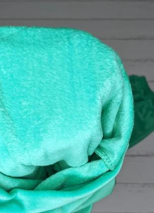 Стильный велюровый на меху зеленый костюм с нашивкой3 фото