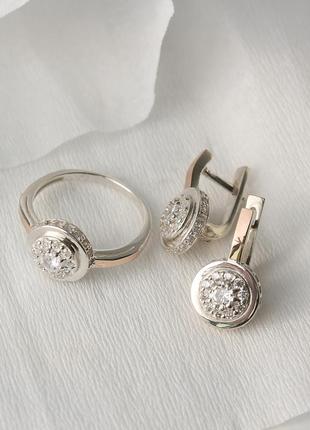 Серебряное кольцо и серьги с золотыми вставками дама