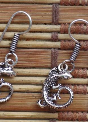 Сережки саламандра індія. ящірка