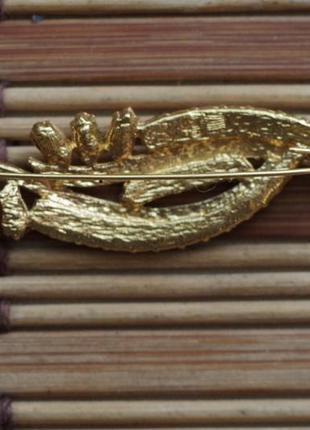 Индийская брошь к кристаллами сваровски , позолота 24 карата