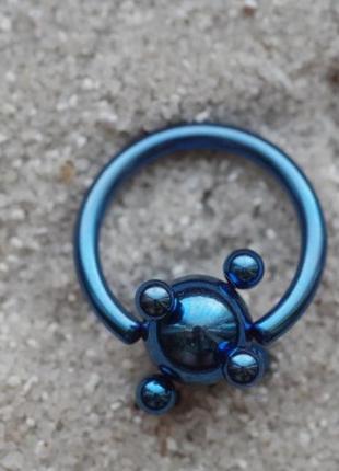 Кольцо 15 мм из титана с шариком . молекула синяя