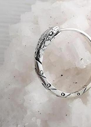 Серьга уроборос 22 мм серебро