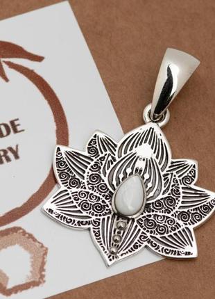 Серебряный кулон с цветком лотоса - кулон «лотос» с вставкой из перламутра6 фото