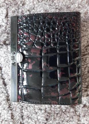 Женский кожаный кошелек hassion (лакированный, черно-фиолетовый)1 фото