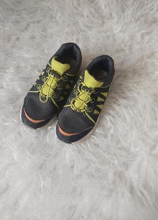 Гарні кросівки унісекс, усілка 20 см