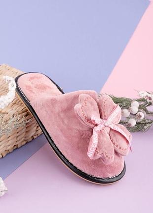 Стильні теплі рожеві кімнатні тапочки тапки капці