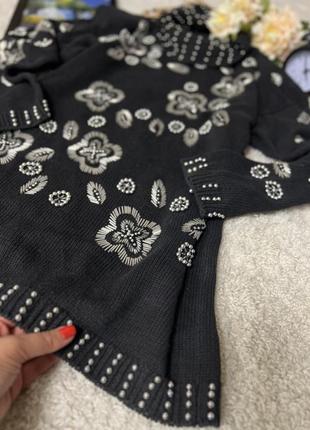 Эффектный удлинённый свитер обшиты бисером в цветы3 фото