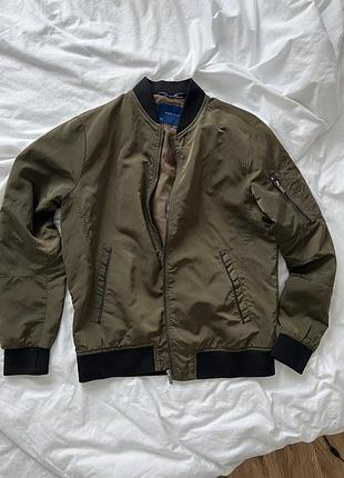 Чоловічий бомбер zara