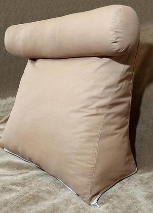 Треугольная подушка с валиком под шею с наволочкой в комплекте.