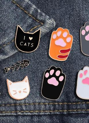 Набір значків / пінів металевих милі чорна та біла кицьки з лапками   (7 шт)