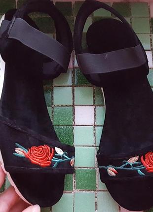 Жіночі чорні босоніжки з вишивкою троянди 37-38 р