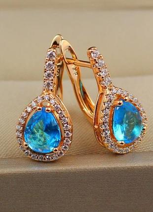 Серьги xuping jewelry голубая капля в ободке из камешков 2 см золотистые
