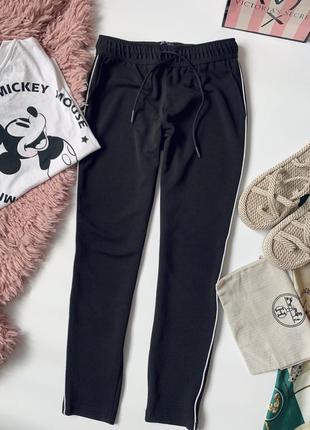 Черные брюки с белой полоской