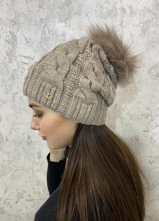 Шапка ірен з кольоровим песцовым помпоном на флісі в кольорі бежевому кольорі