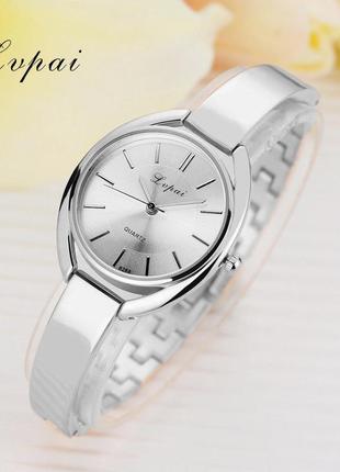 Маленький сріблястий жіночий годинник