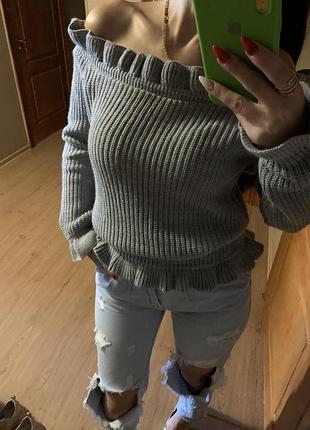 Светрик з спущеними оголеними плечами