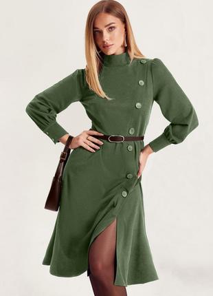 Замшеве зелене хакі плаття з декоративними ґудзиками та коміром-стійкою