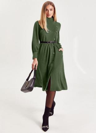 Замшеве зелене хакі плаття з декоративними ґудзиками та коміром-стійкою2 фото