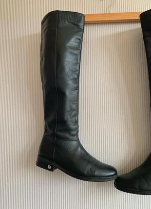 Високі демісезонні шкіряні чоботи