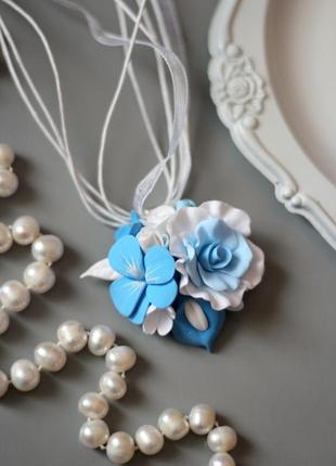 Блакитний кулон ручної роботи з квітами1 фото