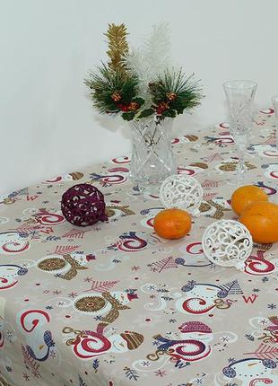 Скатертина новорічна для кухні, вітальні, сніговики на бежевому фоні, розмір 150х220 см, святкова упаковка