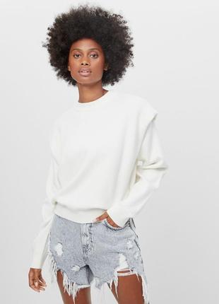 Свитер с острыми плечиками от bershka