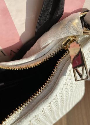 Шикарна сумочка білого кольору victoria’s secret із плетіння7 фото