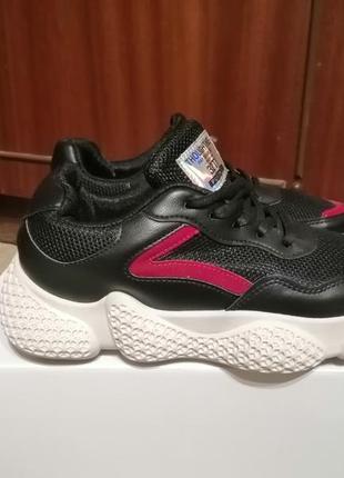 Жіночі кросівки